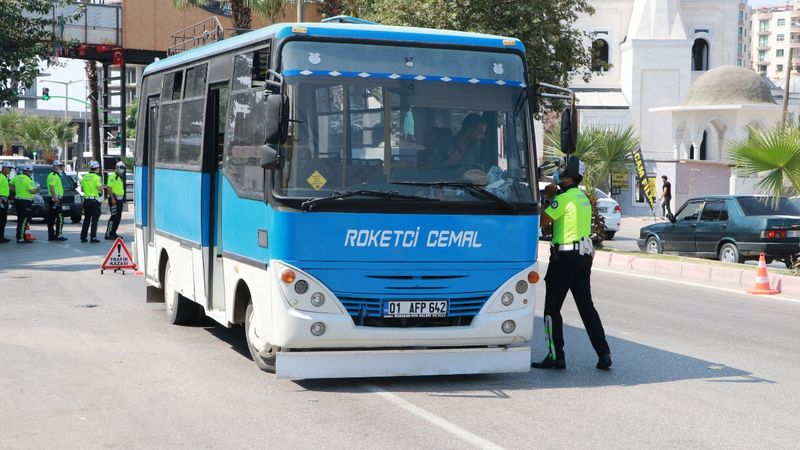 Adana’da ehliyetsiz ve maskesiz sürücüye ceza