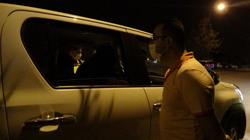 Kozan Emniyet Müdürü, maske takmayan sürücüye sitem etti