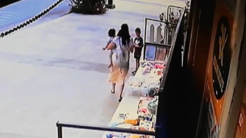 Eyüpsultan'da kucağında çocukla hırsızlık yaptı