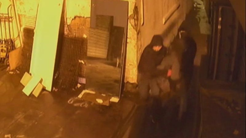 İstanbul'da tuvalet penceresinden kaçmaya çalışan hırsızlık şüphelileri 2'nci kattan düştü