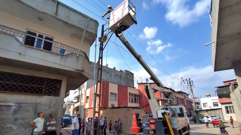 Adana'da kaçak elektrik kullanmak isterken canından oldu