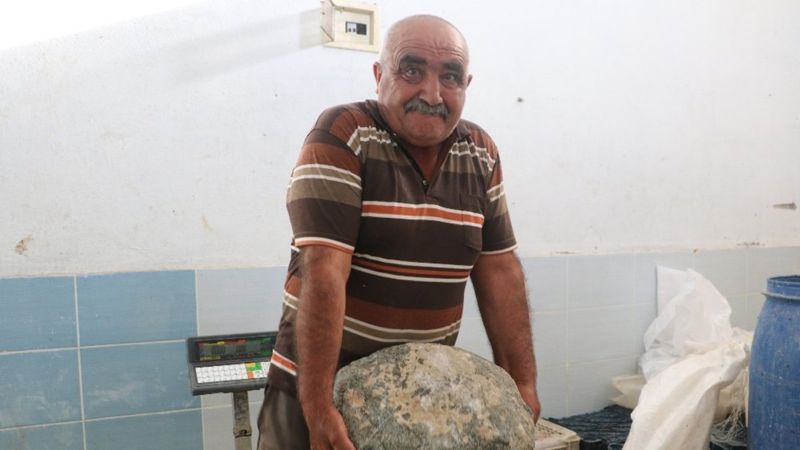 Sivas'ta tarlasında bulduğu taşı, göktaşı olması ihtimaline karşı yatak odasında saklıyor