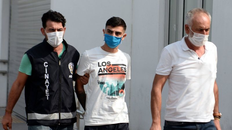 Adana'da sevgilisinin bindiği aracı takip etti, vuruldu