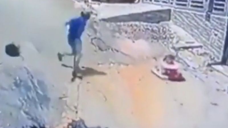 Kolombiya'da motosiklet sürücüsünün yürüteçteki çocuğu kurtarma anı