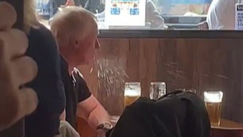 İngiltere'de konuşurken tükürük saçan adam