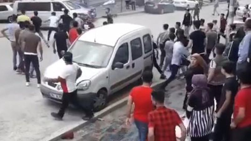 Sultangazi'de Suriyeli ve Afgan grup birbirine girdi