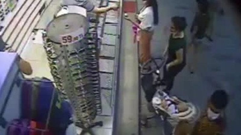 Beyoğlu'nda 'sevgili hırsızlar' bebek arabasındaki çantayı çaldı