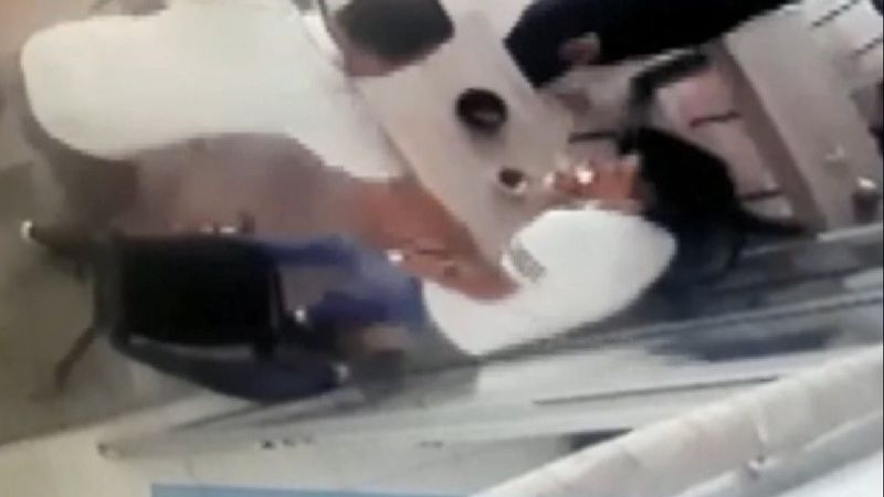 Kocaeli'de akli dengesi yerinde olmayan şahıs, bir kişiyi bıçakladı