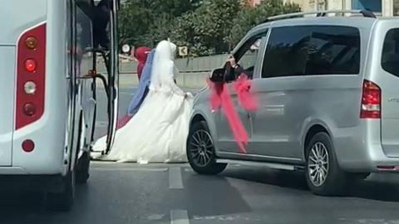 Sultangazi'de gelin konvoyuyla yolu kapatıp halay çektiler
