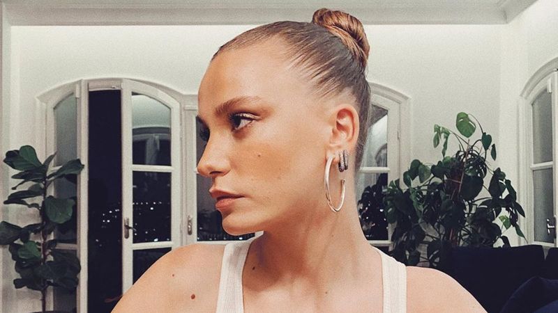 Serenay Sarıkaya denizde poz verdi