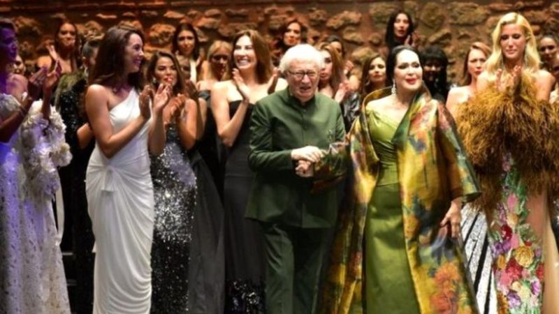 Son defilesini yapan Yıldırım Mayruk kimdir? Türkan Şoray, Yıldırım Mayruk'un son defilesinde yürüdü...