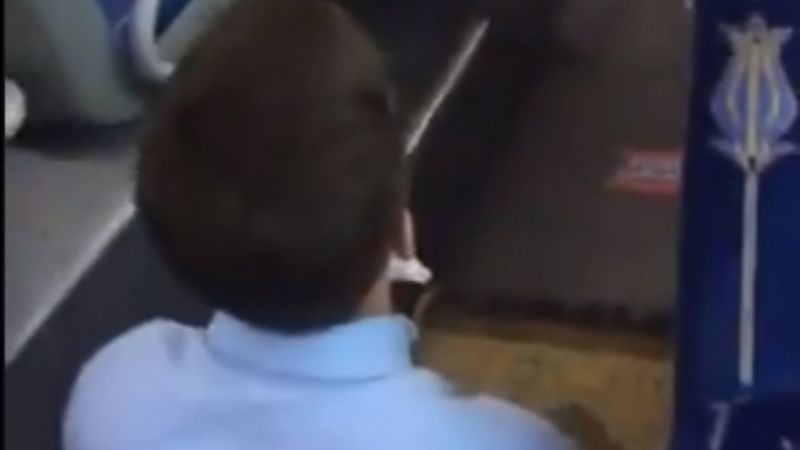 Metrobüste bir kişi bağırarak ezan okuyup namaz kıldı