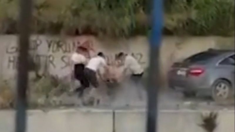 İstanbul Bahçelievler'de gasp etmeye çalıştıkları kişiyi dereye attılar