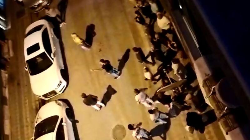 Sultangazi'de vazolu bardaklı araç park etme kavgası sokağı savaş alanına çevirdi