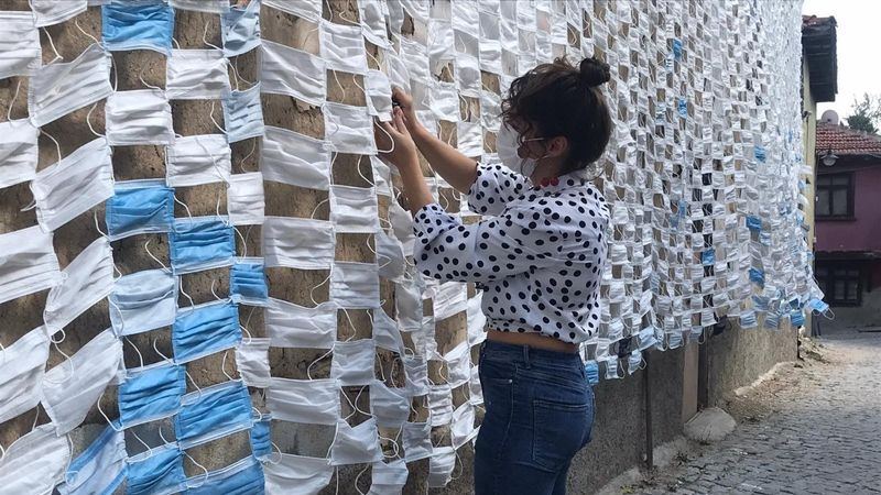Eskişehir'de virüse karşı kullanılan 2 bin 450 maske ile duvar yaptı