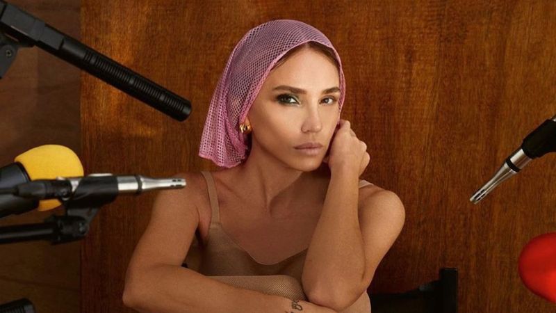 Gülşen fotoğrafını sansürledi