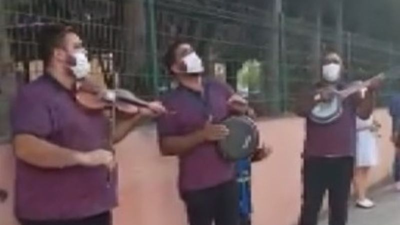 Hatay'da ailece koronavirüse yakalanan okul müdürüne, müzikle moral verdiler