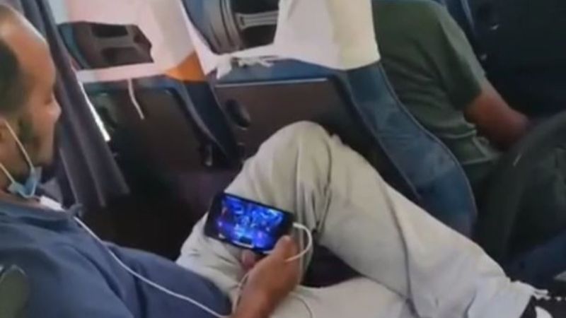 Antalya'da yolcu minibüsünde maskesini düzgün takmayan yolcunun pes dedirten görüntüleri