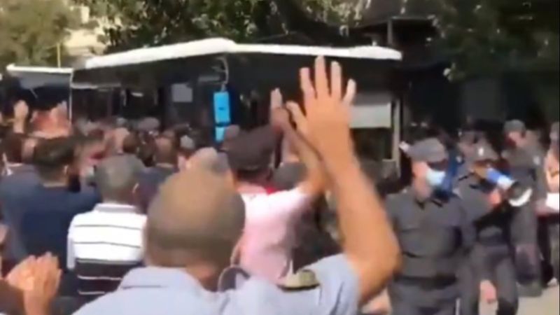 Azerbaycanlılar orduya katılan askerleri alkışlarla uğurladı