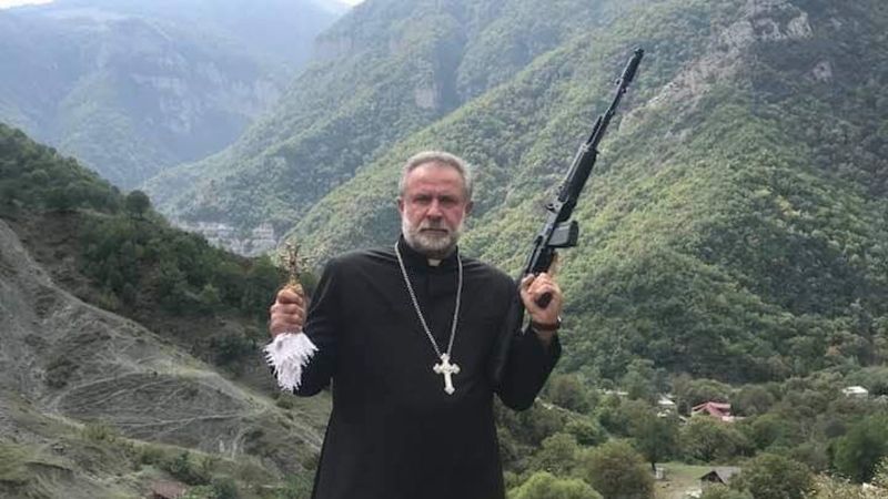 Ermeni papazın silahlı pozuyla ilgili tartışmalar sürüyor