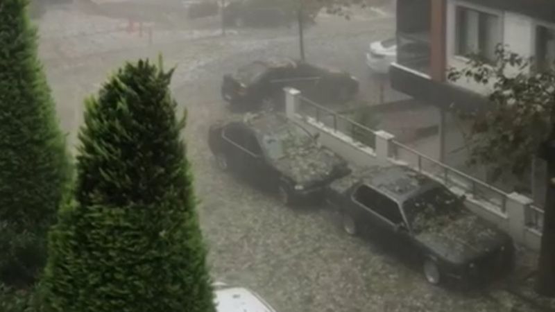 İstanbul'da etkili olan dolu araçlara zarar verdi