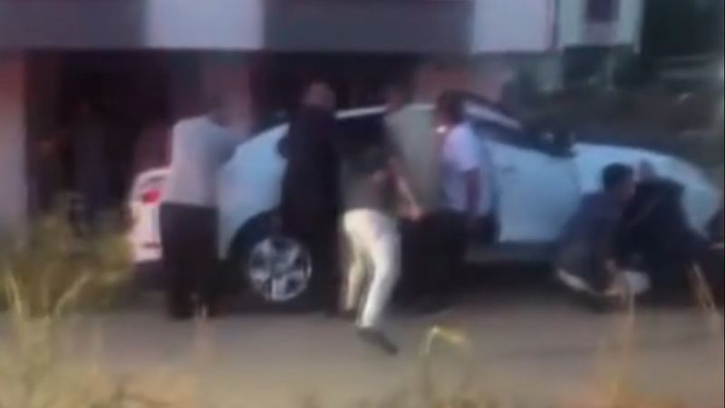 Sultanbeyli'de vatandaşlar, çukura düşmek üzere olan aracı tuttu