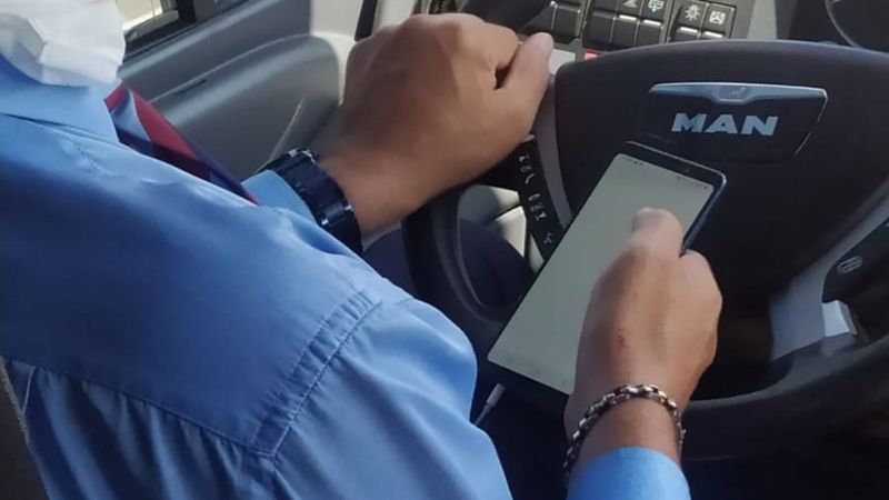 Seyir halindeki şoförün internette sörf yaptığı anlar yolcu tarafından görüntülendi