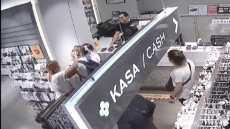 Taksim’de giyim mağazasındaki kasa sırasında kavga çıktı