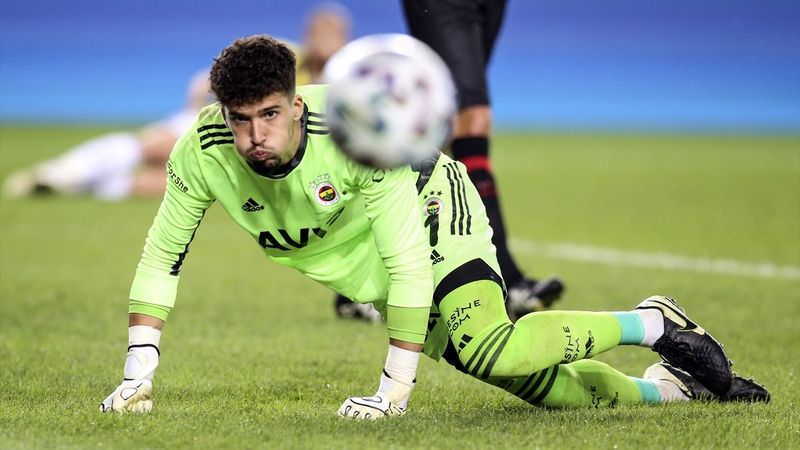 Fenerbahçeli taraftarlar kaleci Altay'a caps hazırladı