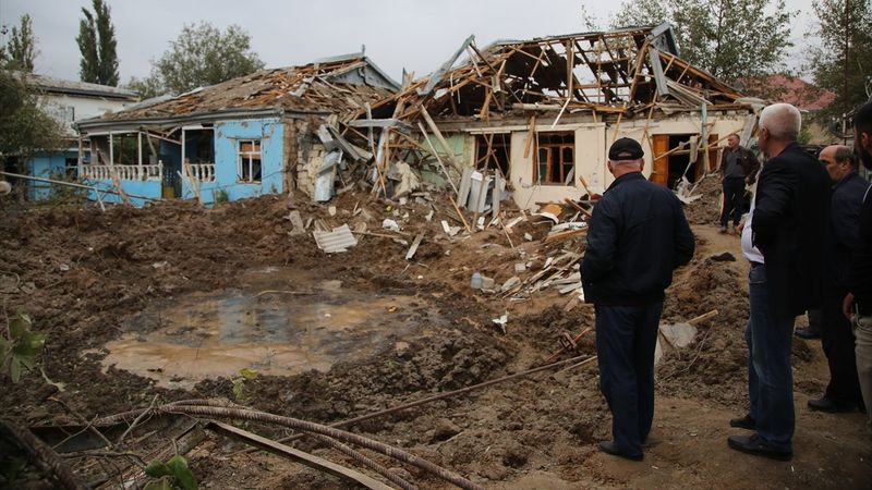 Azerbaycan'da çocuklarını enkazdan kurtaran baba