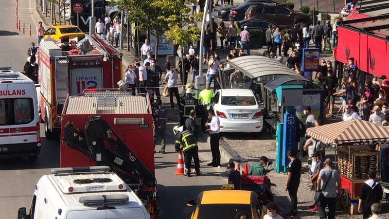 Kocaeli'de otobüs durağına otomobil çarptı