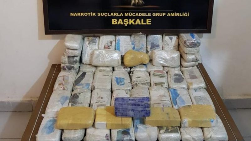 Van'da durdurulan minibüsteki su kolilerinin altından 27 kilo 794 gram eroin çıktı