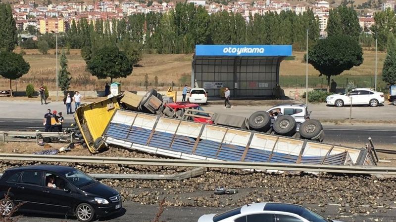 Bilecik'te pancar yüklü tır devrildi