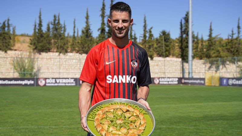 Gaziantep Mirallas'ı bir tepsi baklavayla karşıladı