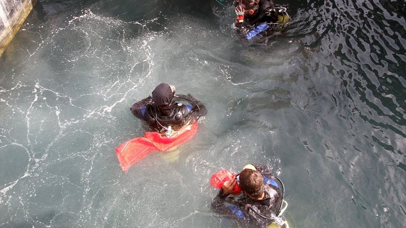 Fethiye'de dalgıçlar denizin dibini temizledi