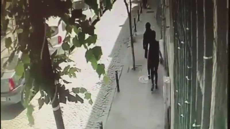 Şişli'de cerrahi maske ile hırsızlık yaparken kameraya yakalandılar