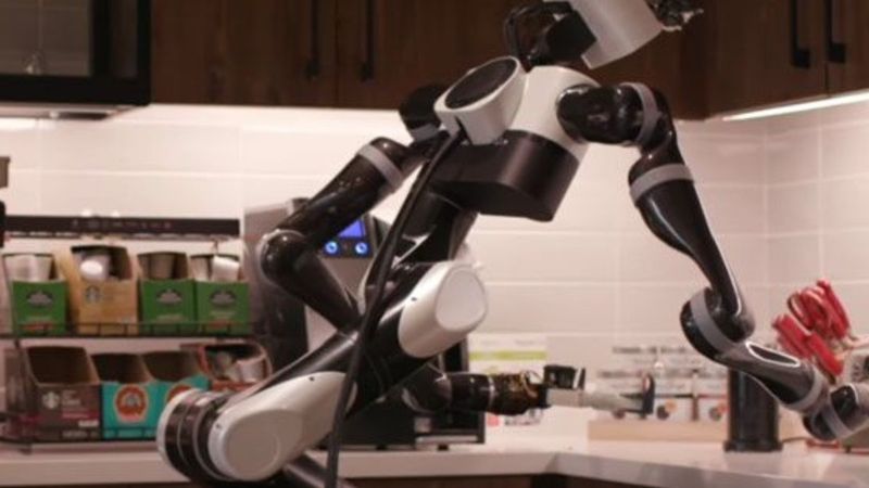 Toyota, tavandan sarkan ev robotlarını tanıttı