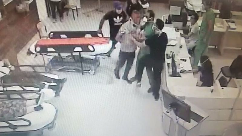 İzmir'de polis ve doktorları darp eden şahıslar serbest kaldı