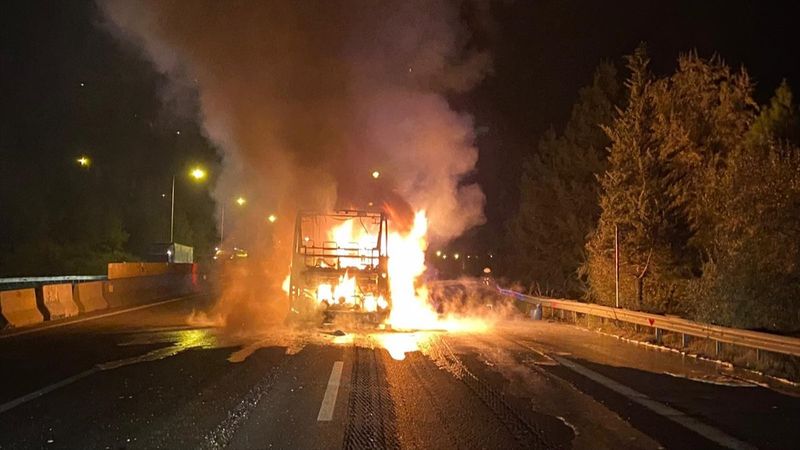 Adana'da yolcu otobüsü yandı