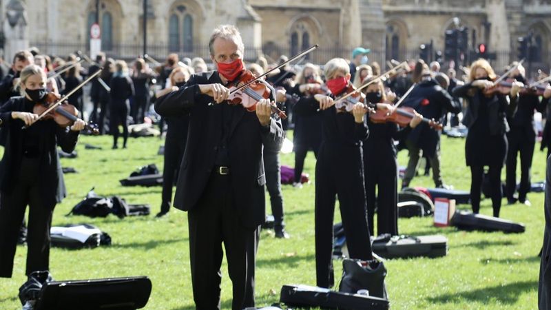 İngiltere'de müzisyenler, koronavirüs kısıtlamalarını protesto etti