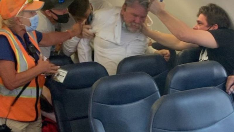 ABD'de uçakta maske kavgası