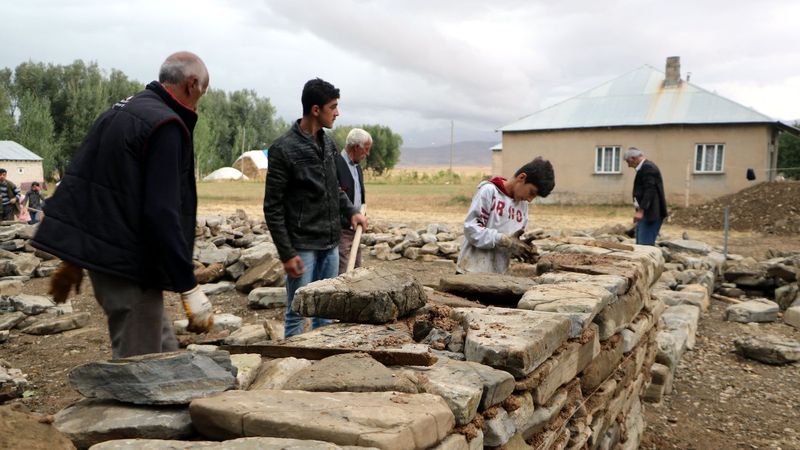 Hakkari'de yılan korkusuyla yeni ev yapıyorlar