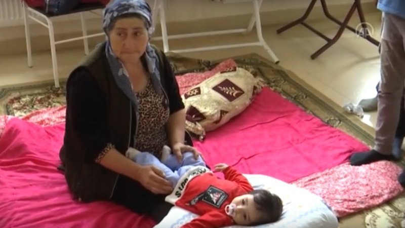 Azerbaycanlılar okullara sığınıyor