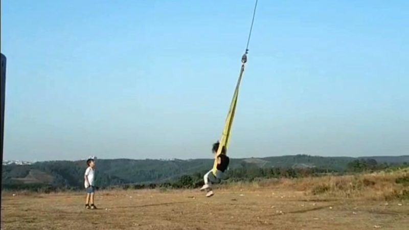 İstanbul'da piknikte sallanmak isteyen çocuğunu vinçle salladı