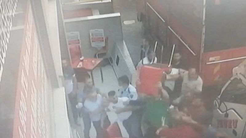 Esenyurt'ta pazarcıların yer kavgası kamerada