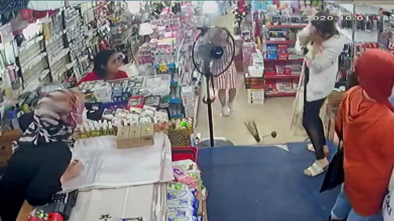 Esenyurt'ta incelediği avize yüzüne düştü