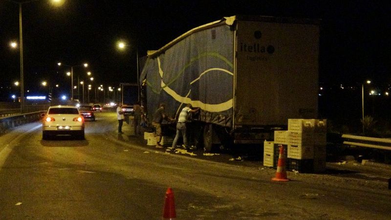 Mersin'de tırın yükü yola saçıldı