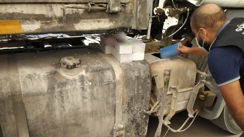 Akçakale'de tırın yakıt deposundan 414 kaçak cep telefonu çıktı