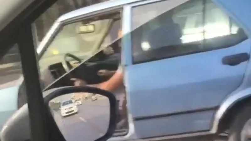 Bursa'da kapısı olmadan trafikte seyreden otomobil