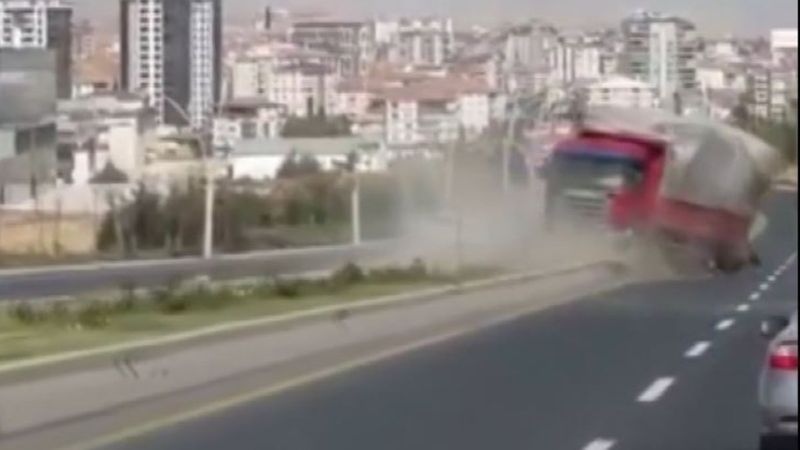 Ankara'da freni boşalan kamyon trafikte 2 kilometre geri gitti